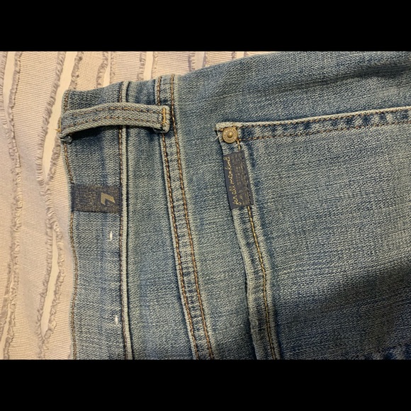 7 For All Mankind cropped alexa with cut hem light wash jeans - Picture 5 of 6